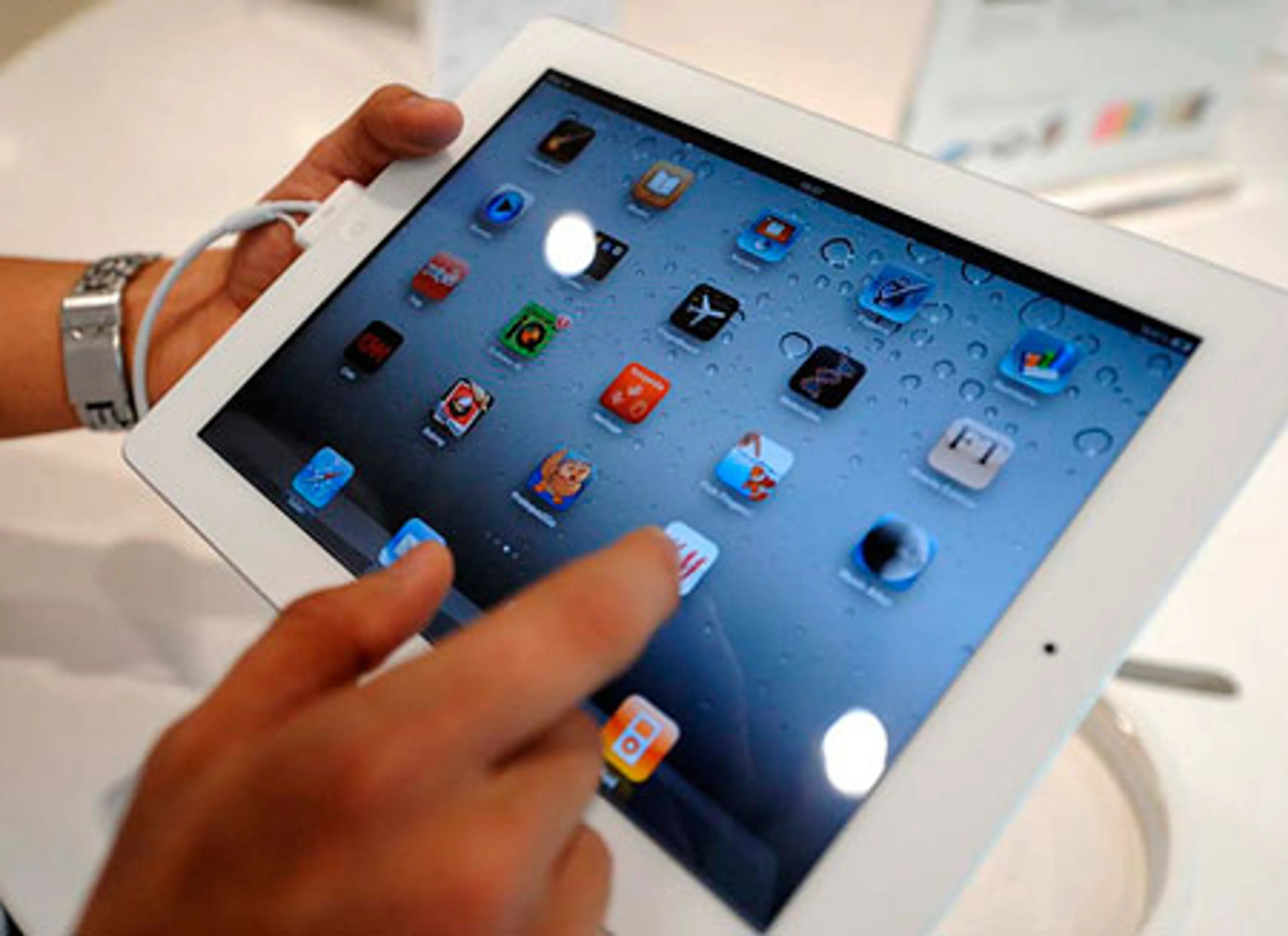 Капитал - Apple тестирует большие экраны для iPhone и iPad