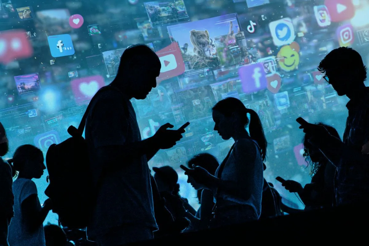 Сколько времени в день казахстанцы проводят в соцсетях?