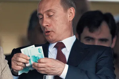 Путин увеличил зарплату себе и Медведеву