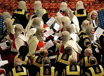 Британских лордов обвинили в коррупции