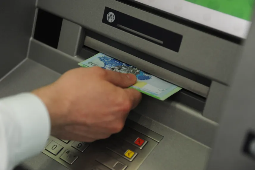 Капитал - Казахстанцы ежемесячно обналичивают более триллиона тенге