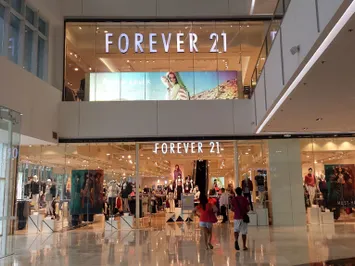 Сеть магазинов одежды Forever 21 оказалась на грани банкротства