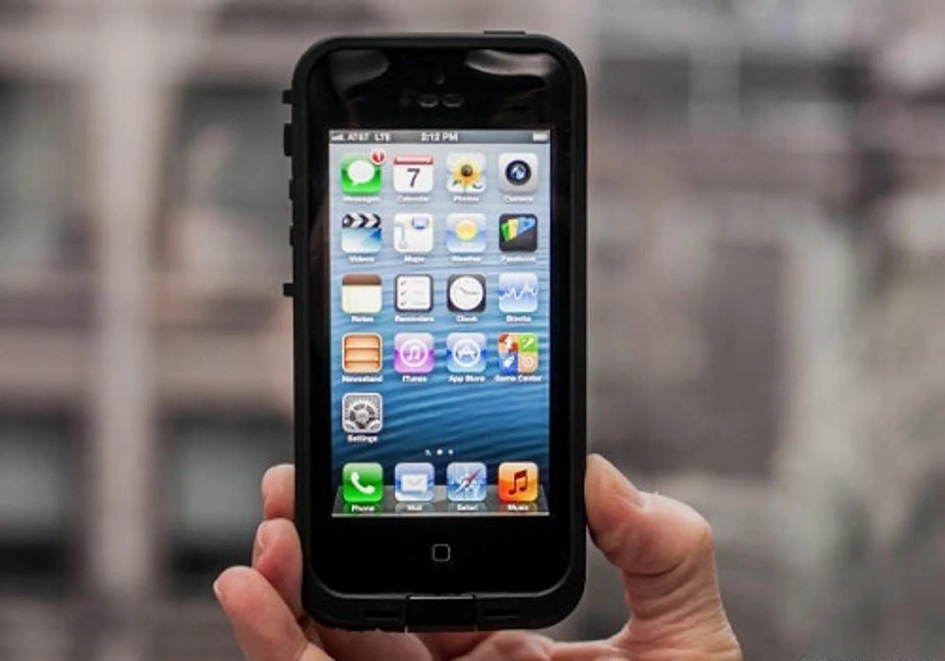 Капитал - Apple патентует «небьющийся смартфон»