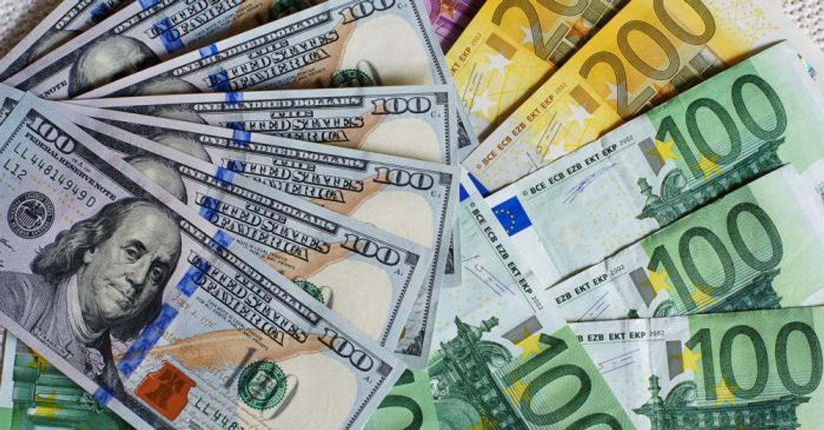 Euro 3d png. Доллар карта или евро. Доллары и карта виза. Евро валюта. Евро валюта.