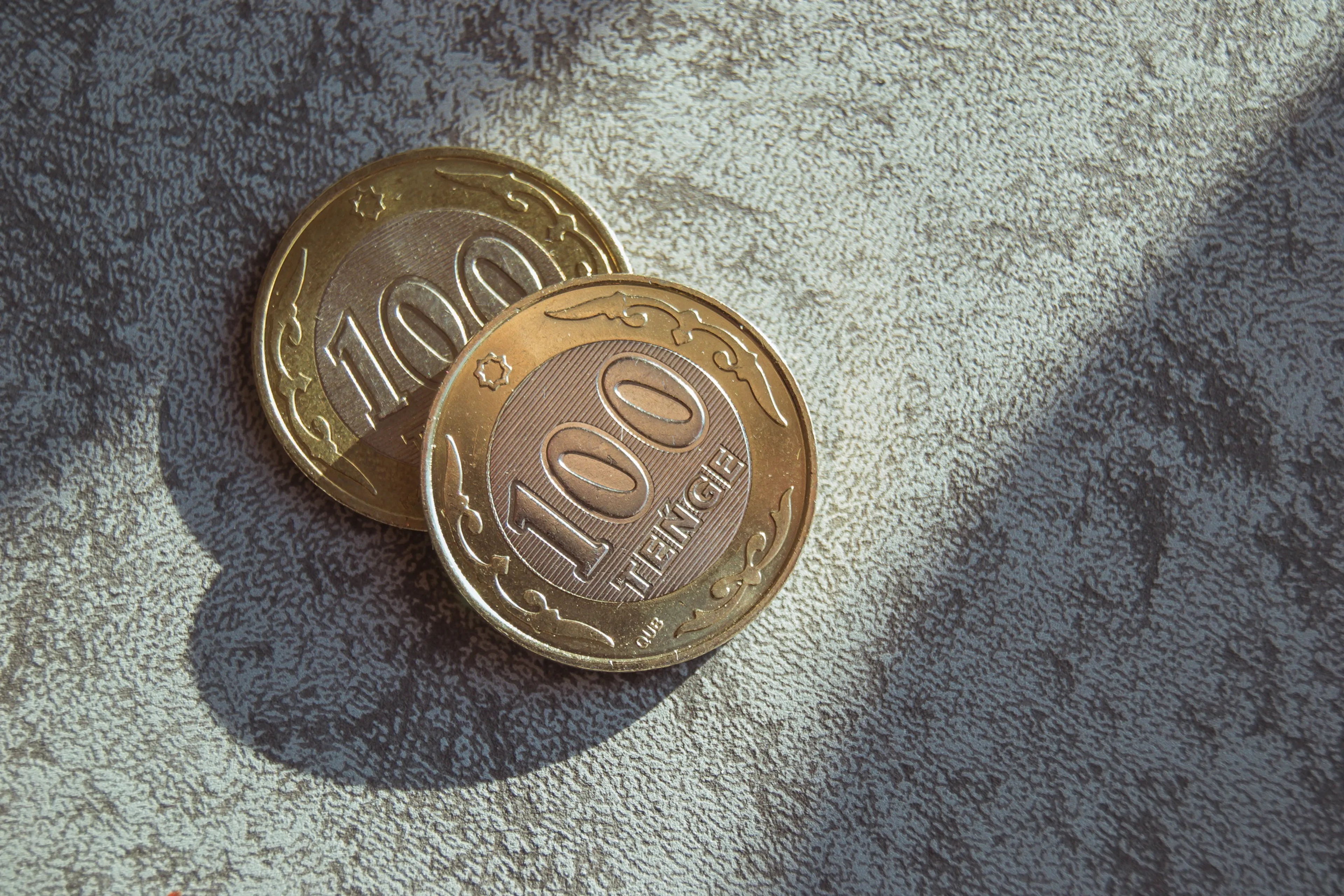 Капитал - Нацвалюта немного укрепила свои позиции