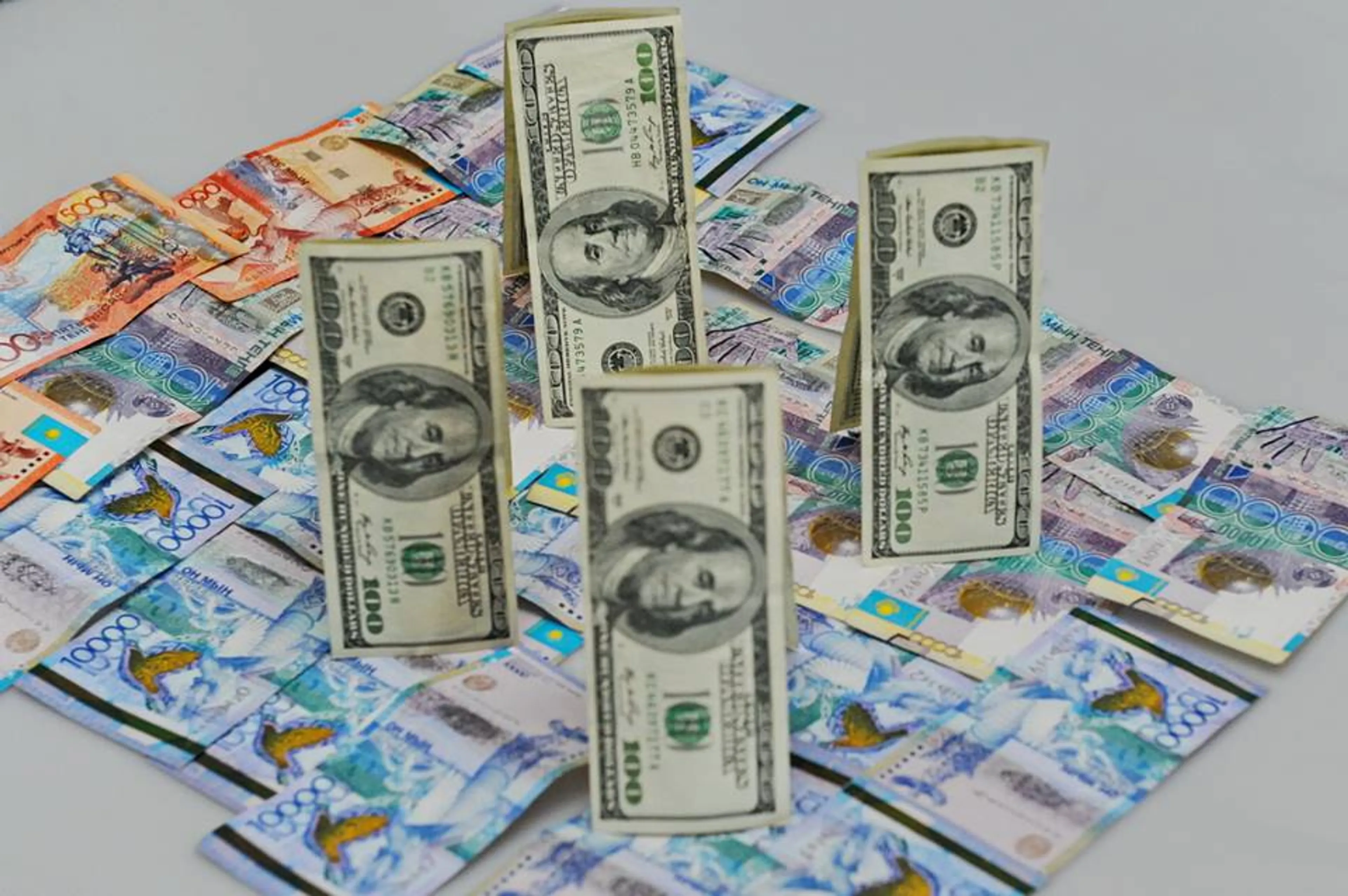 Капитал - Доллар вернулся к отметке в 330 тенге