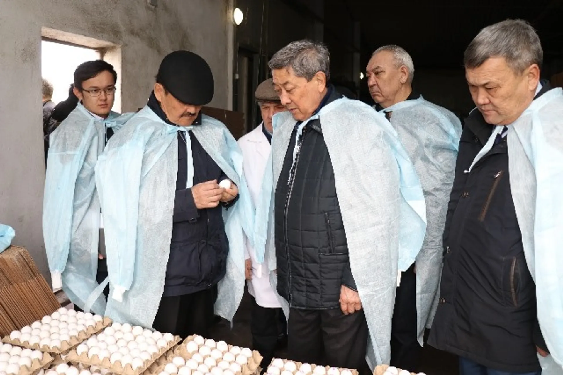 Капитал - Депутаты ознакомились с работой птицефабрик Атырауской области