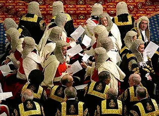 Капитал - Британских лордов обвинили в коррупции