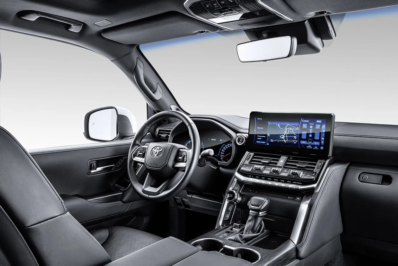 Land Cruiser 300, новый Sportage и готовый La Voiture Noire - фото kapital.kz