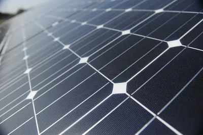 Возобновляемая энергия стала дешевле нефти в 30 странах