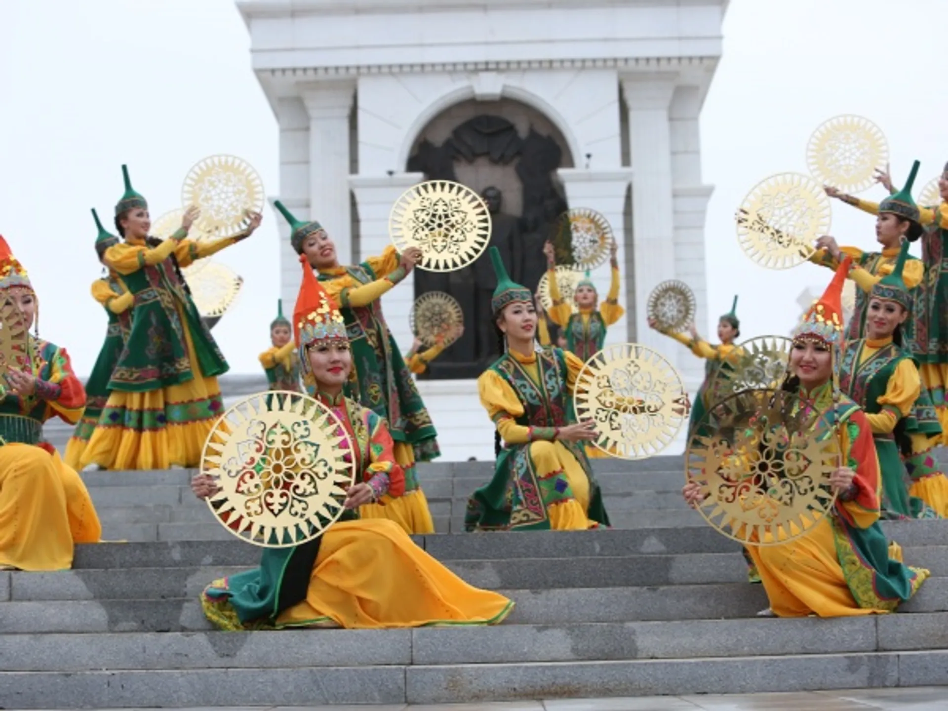 Капитал - Праздничное шествие областей Казахстана состоялось в Астане