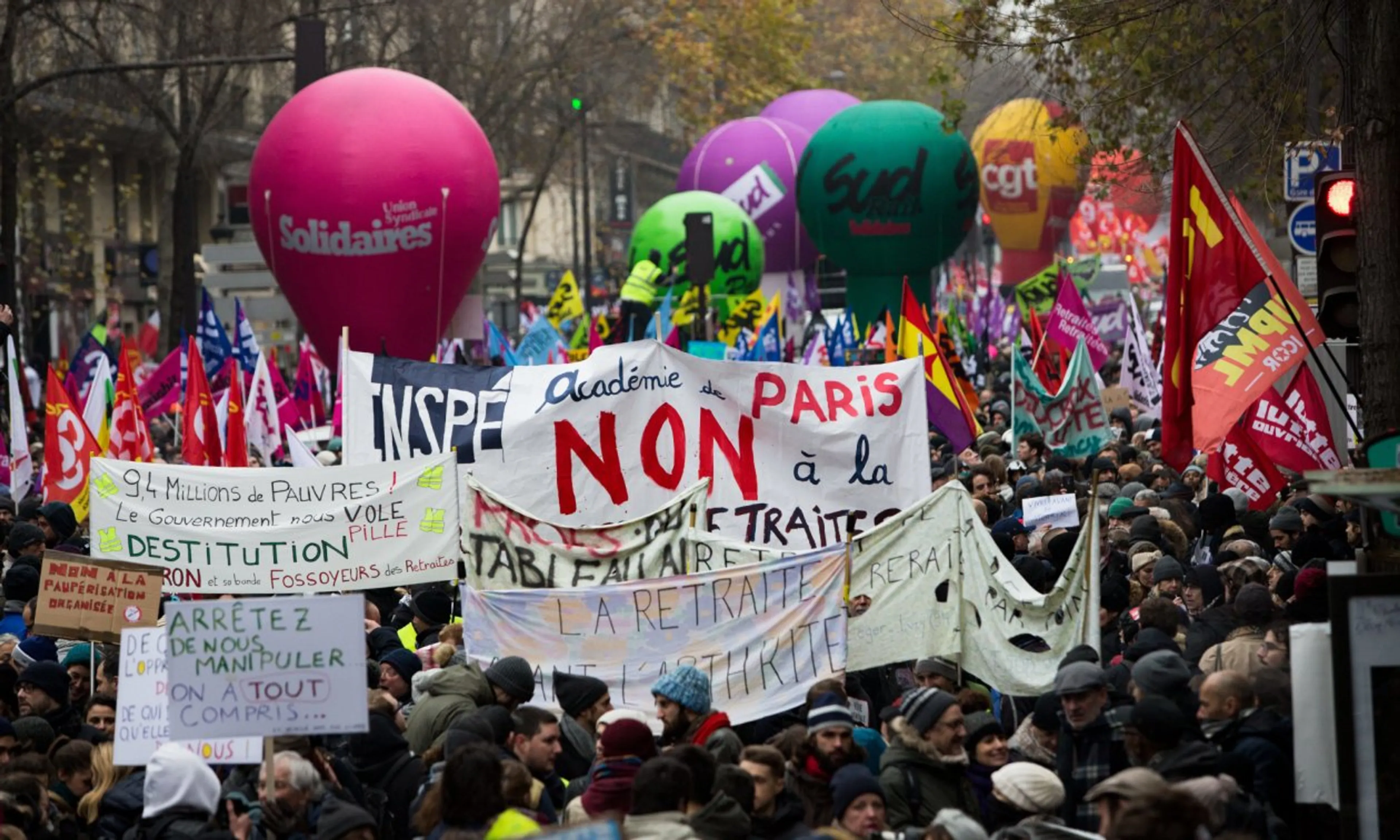 Капитал - Во Франции продолжаются протесты после обещания премьера смягчить пенсионную реформу