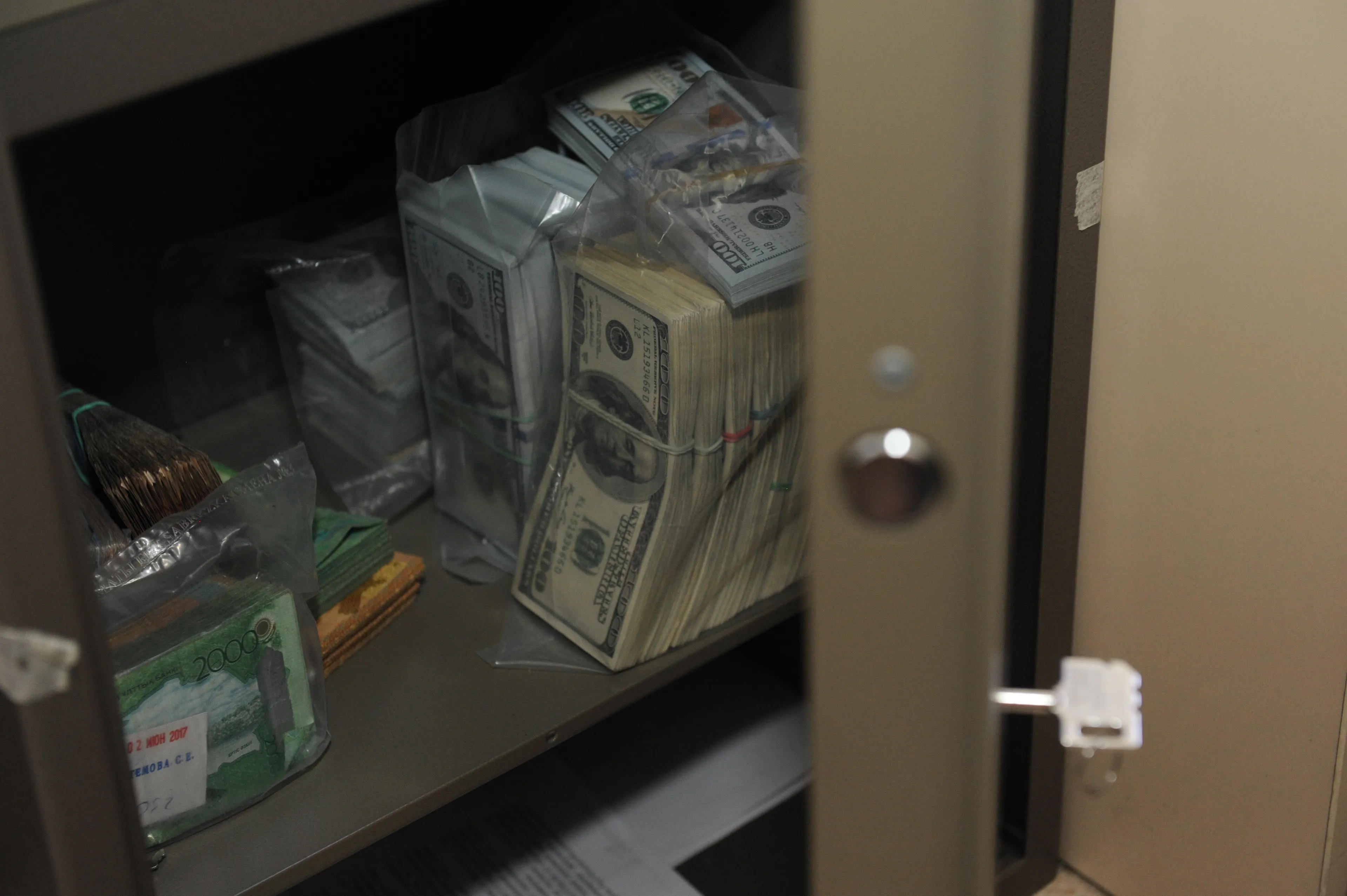 Капитал - На утренних торгах тенге подешевел