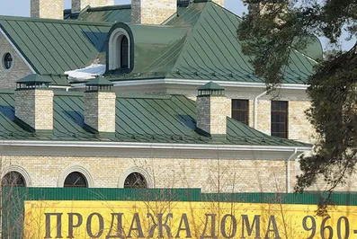 На Рублевке распродают особняки