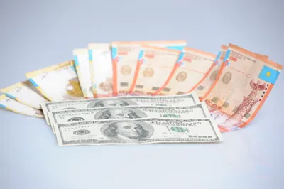 Тенге начал неделю на KASE с роста