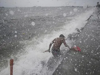 Капитал - Филиппины накрывает тайфун с порывами ветра свыше 300 км/ч