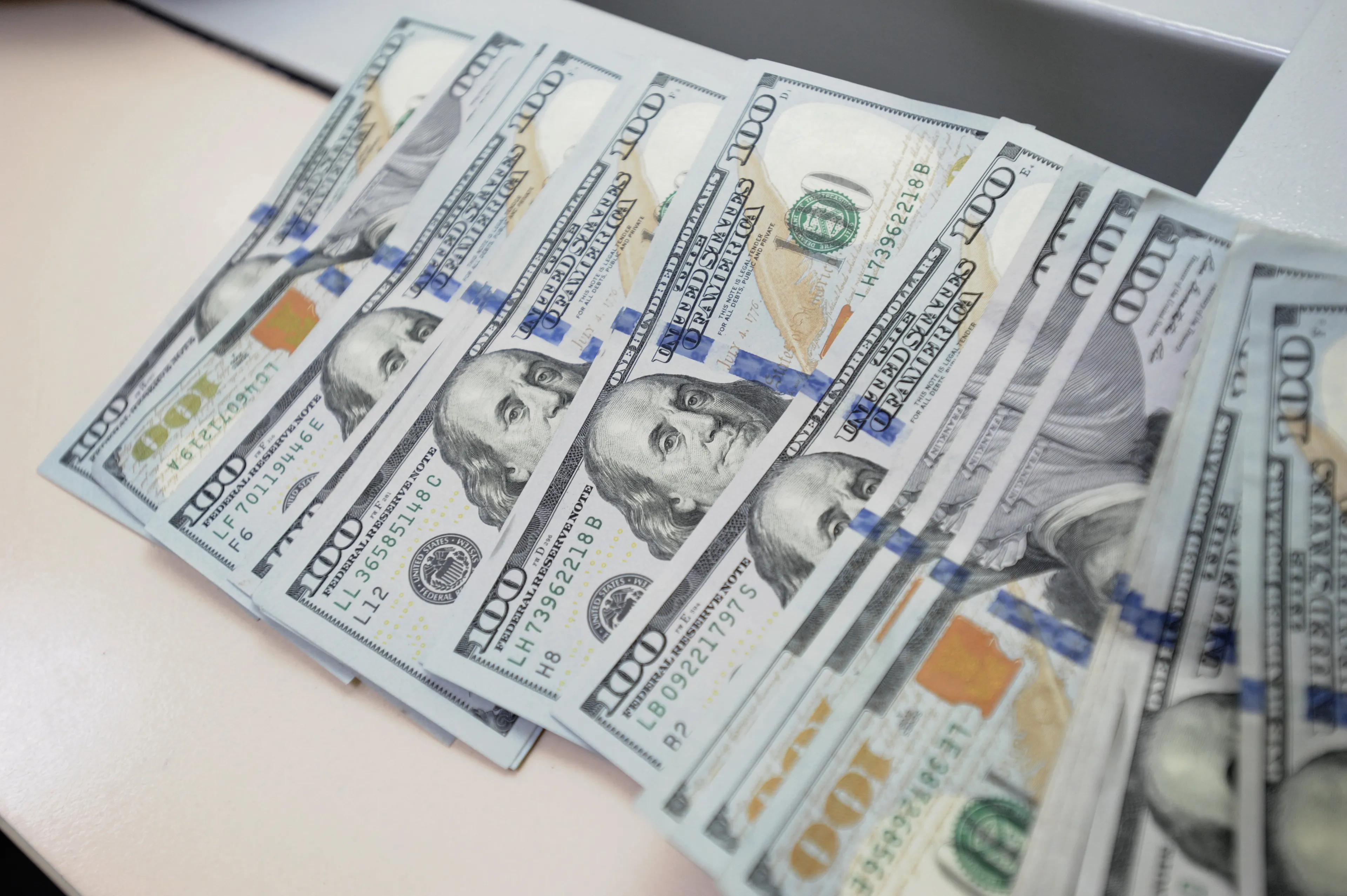 Капитал - В обменных пунктах доллар продают по 375 тенге