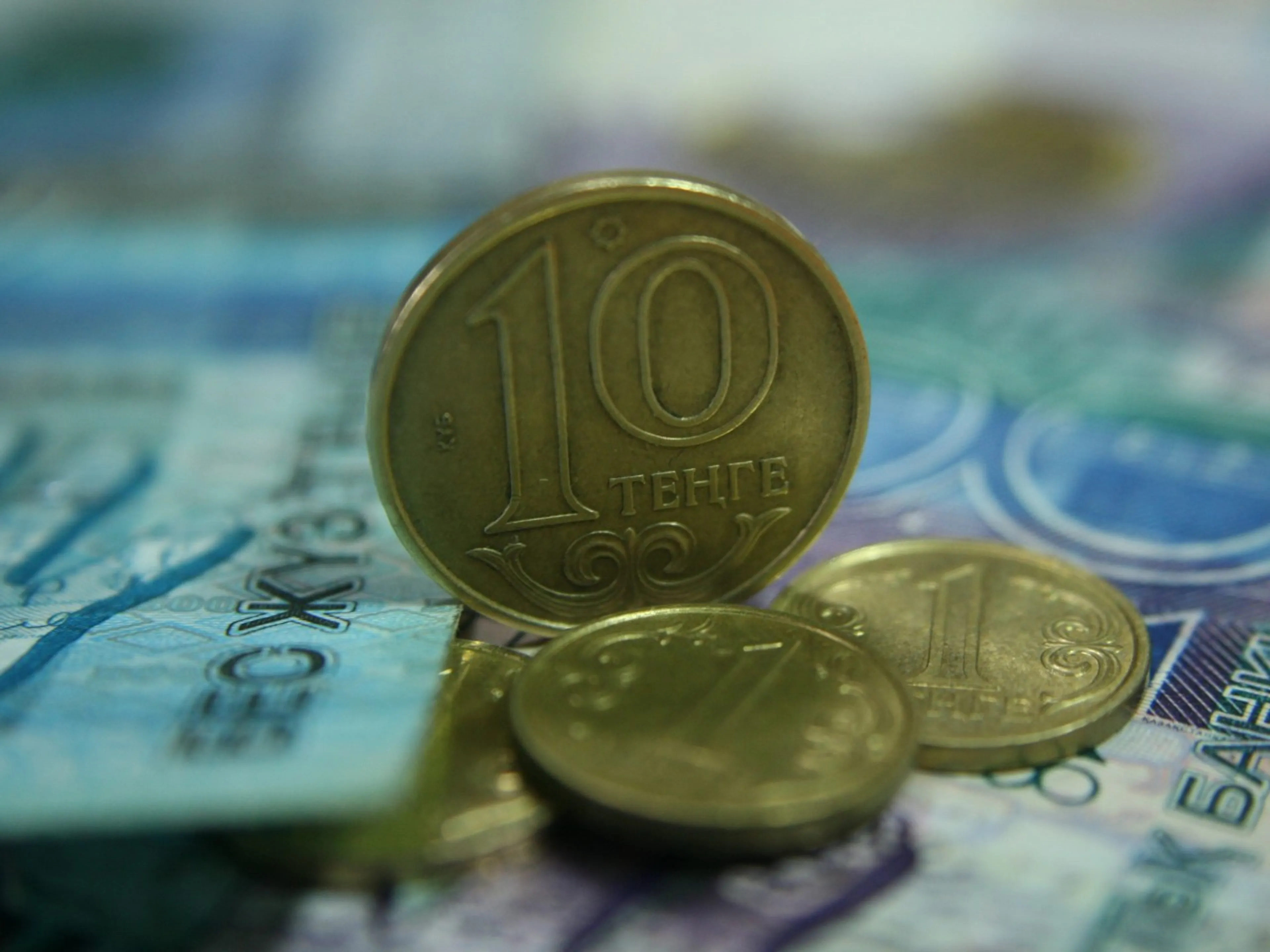 Капитал - Доллар торгуется на бирже по 384,01 тенге