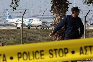 Угонщик самолета EgyptAir предъявил требования