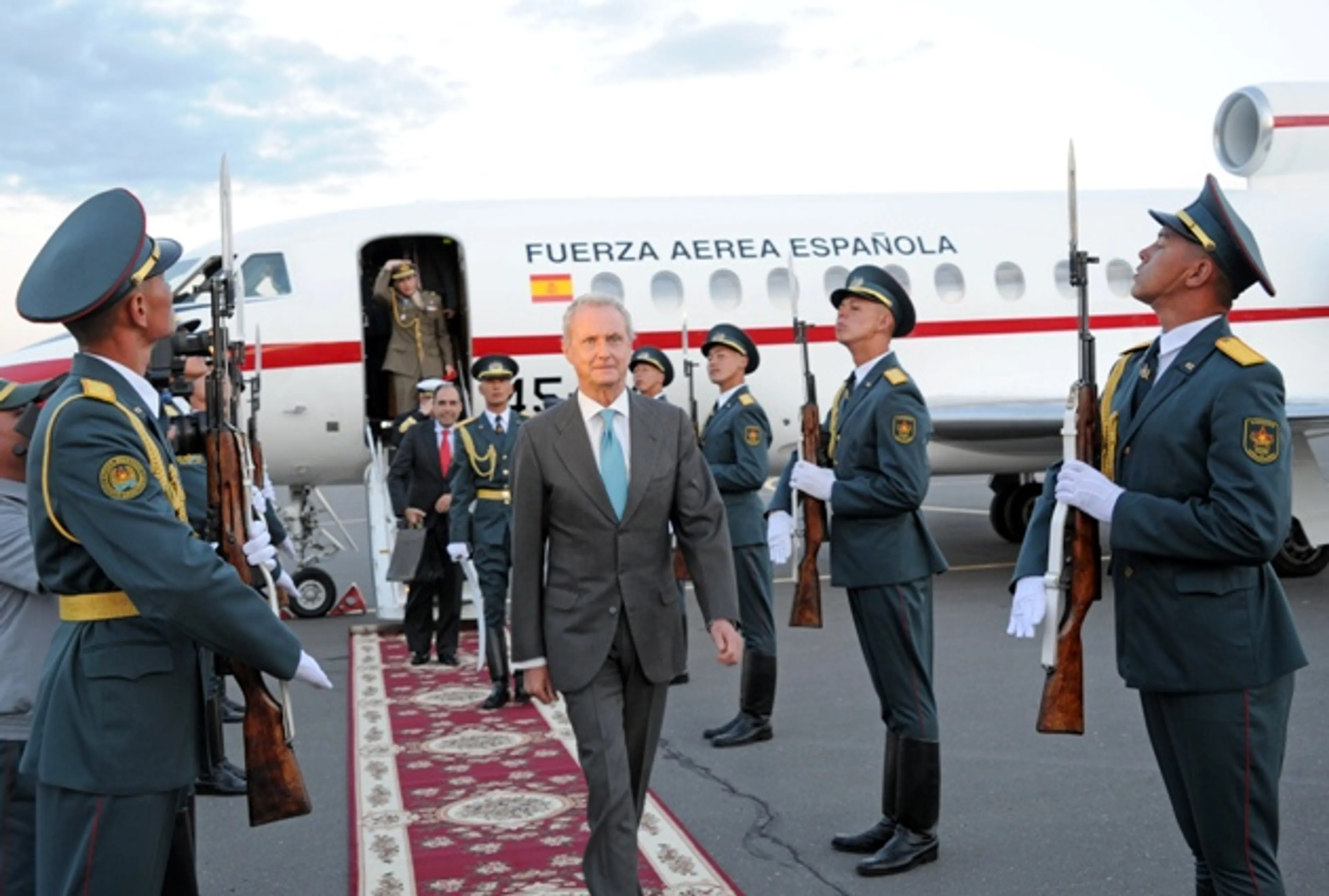 Капитал - Министр обороны Испании посетил Казахстан