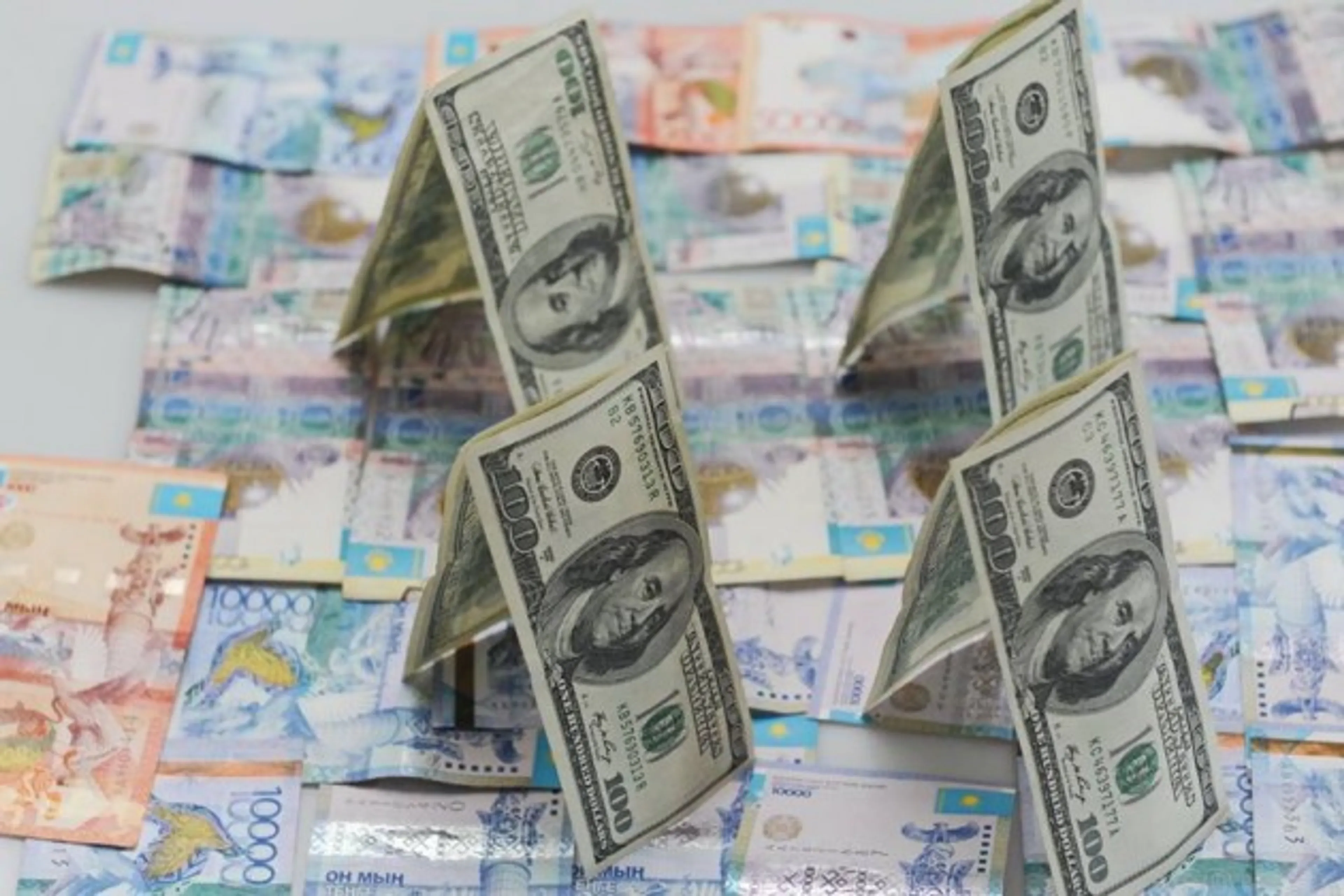 Капитал - В июне казахстанцы купили в обменниках $316 млн