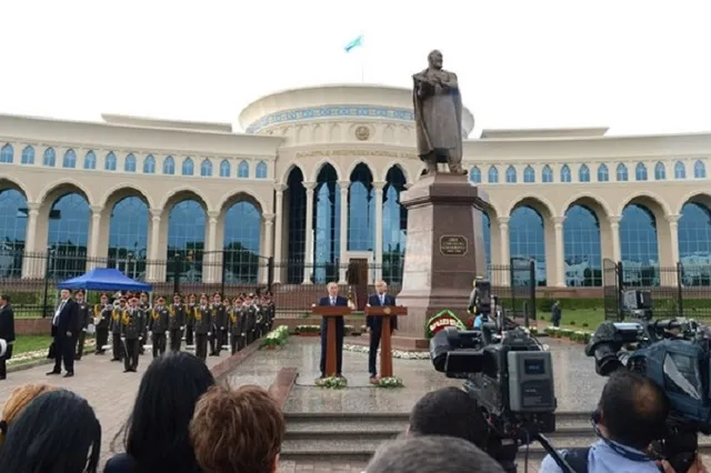 В Ташкенте установили памятник Абаю