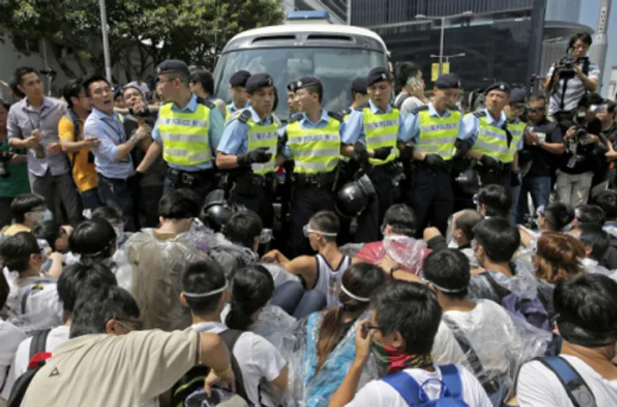Капитал - Столкновения протестующих с полицией возобновились в Гонконге