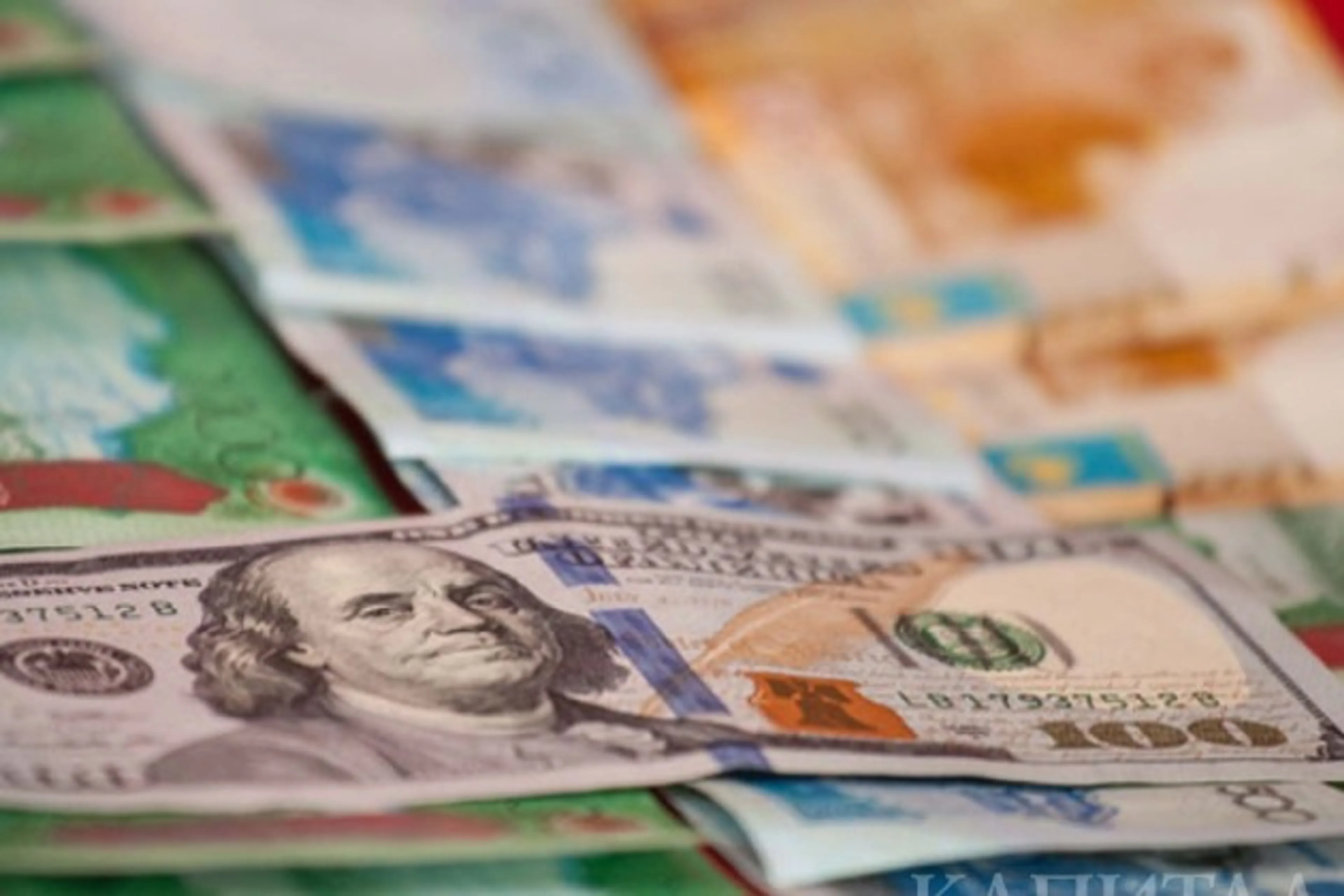 Капитал - В Алматы доллар в обменных пунктах достиг 353 тенге