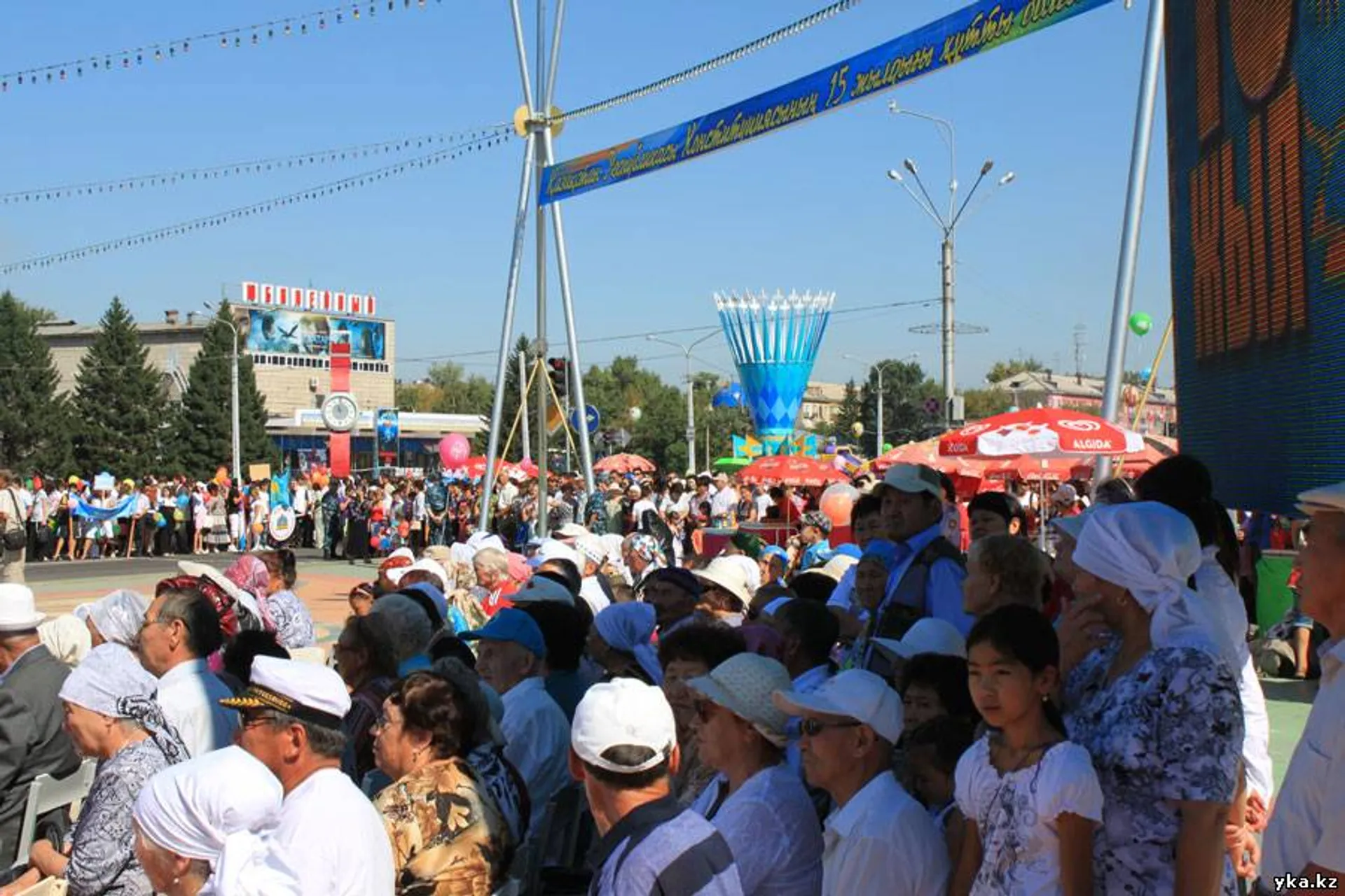 Капитал - В Усть-Каменогорске на празднование Дня конституции собрались 15 тыс человек