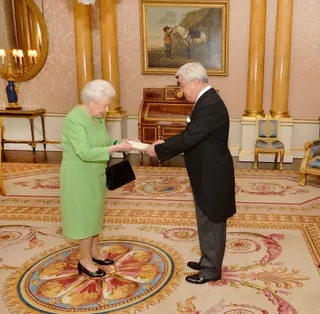 Капитал - Ерлан Идрисов вручил верительные грамоты королеве Елизавете II