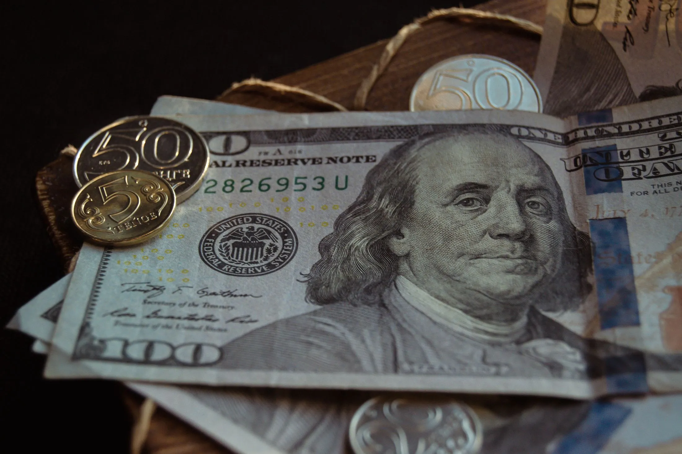 На бирже доллар продается выше отметки 518 тенге