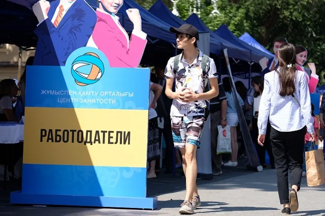Более тысячи рабочих мест представили на ярмарке вакансий в Алматы