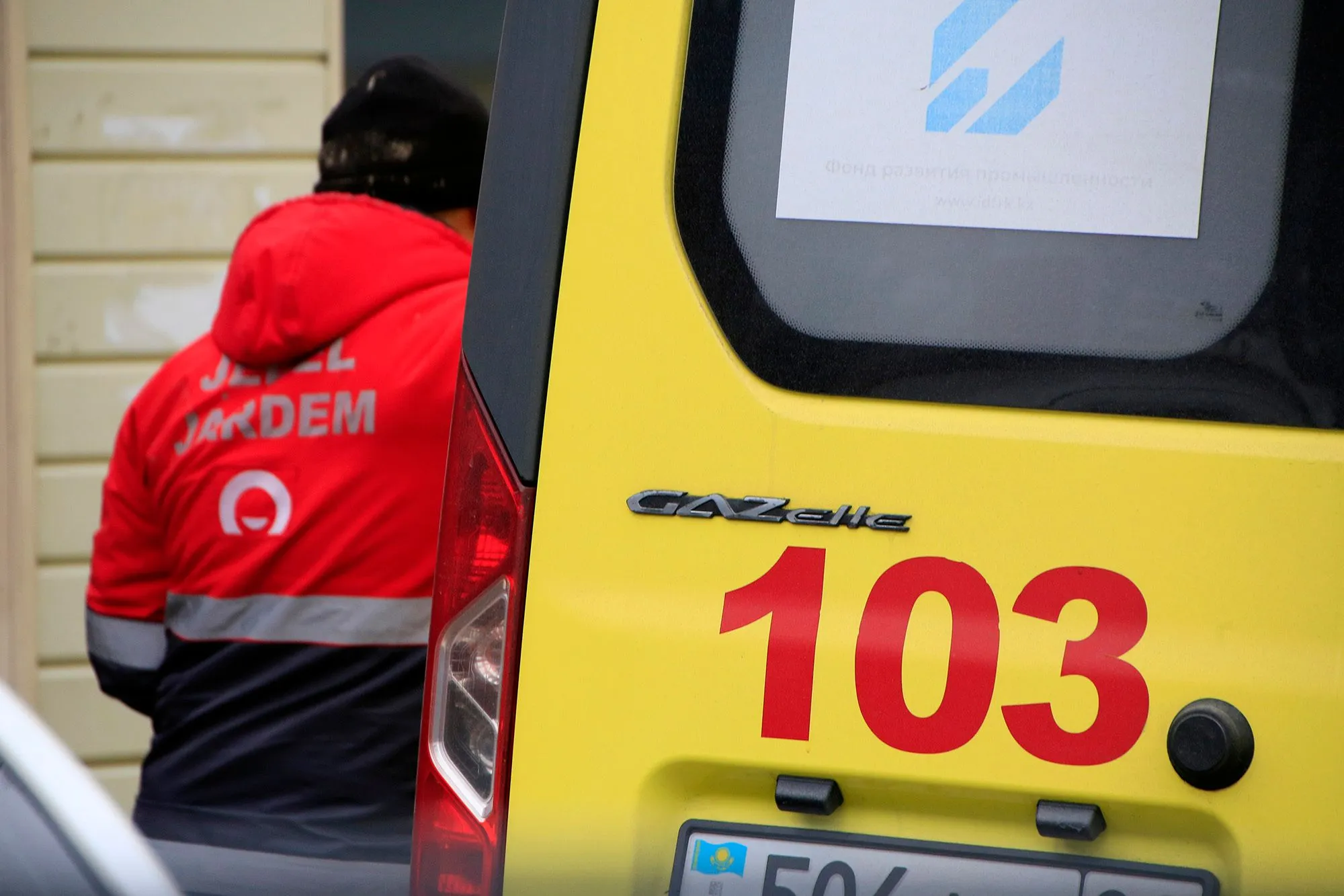 Мажилис смягчил наказание за угрозы медикам, но сохранил строгие меры за насилие