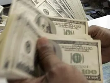 В обменниках Алматы - валютный ажиотаж