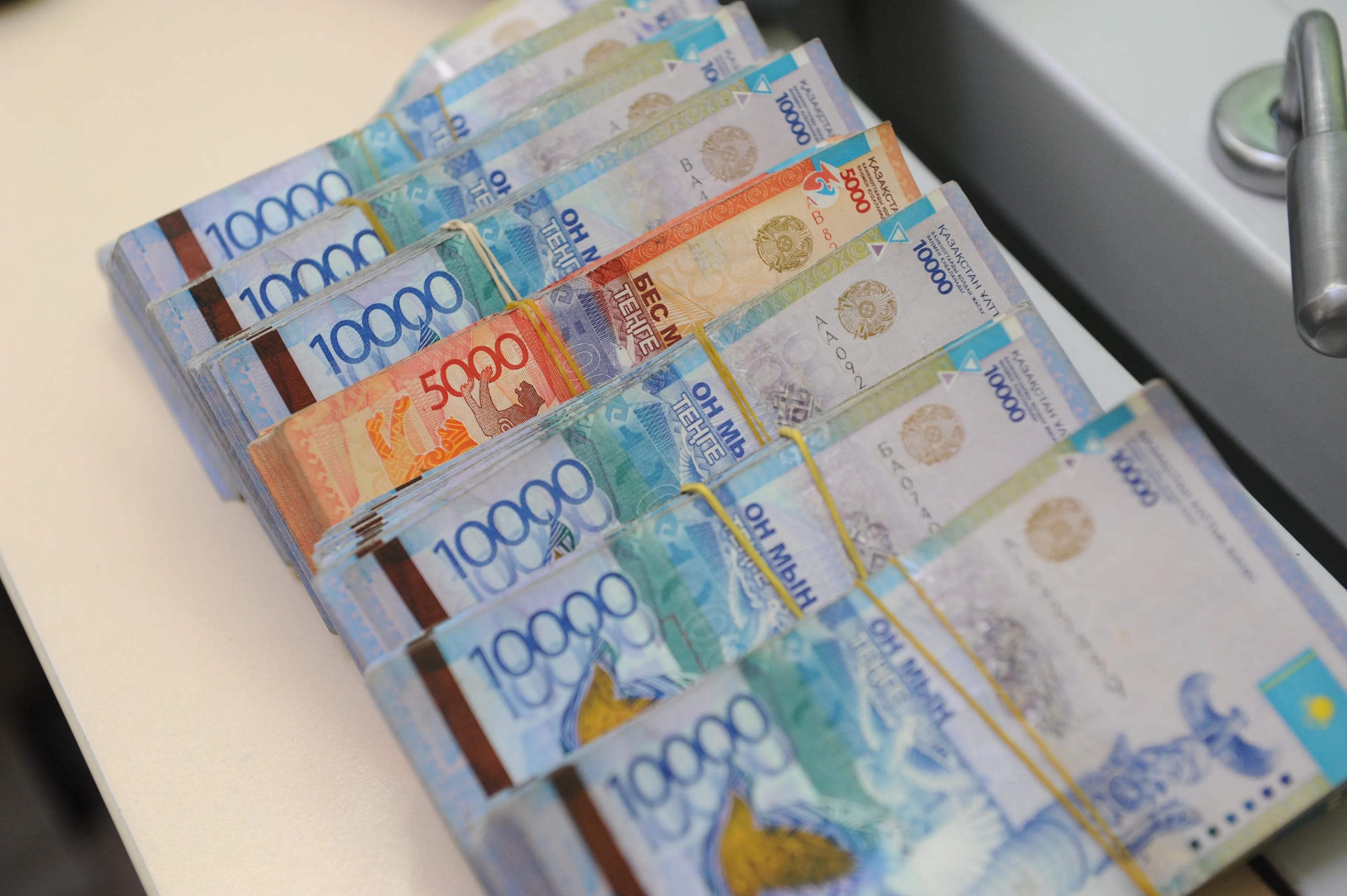 Капитал - Тенге начал неделю с оптимистичным настроем