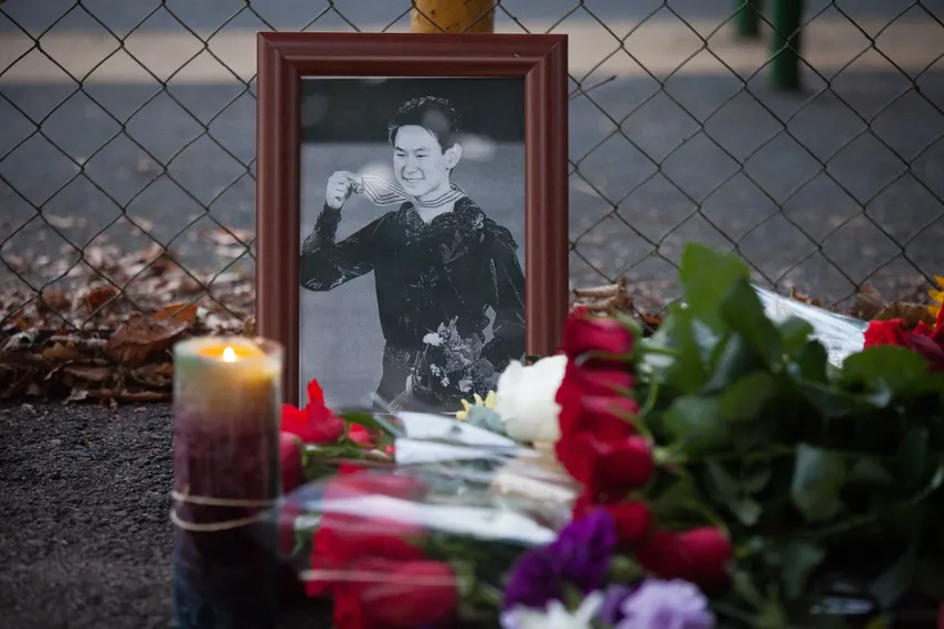 Капитал - Алматинцы несут цветы к месту трагедии