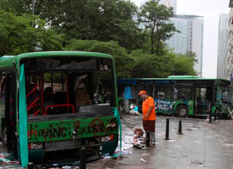 Капитал - Полиция Стамбула разогнала митингующих с площади Таксим