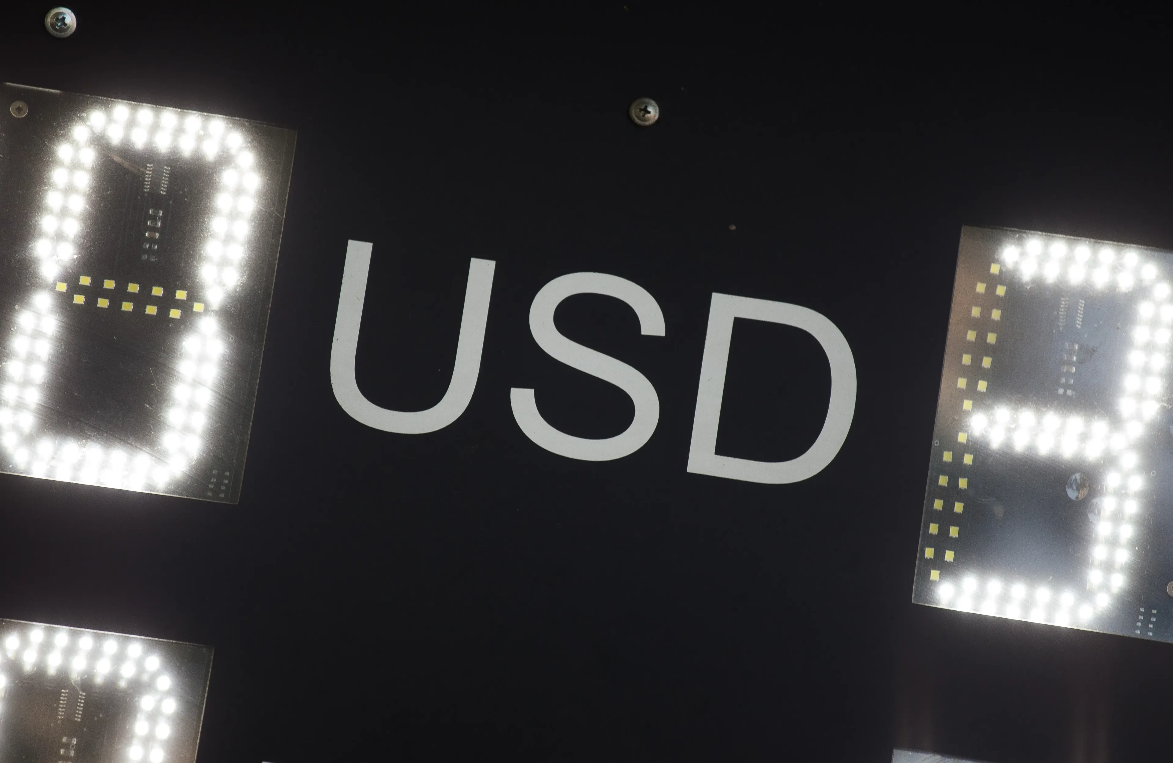 Капитал - Режим работы банков, обменников и ломбардов изменили