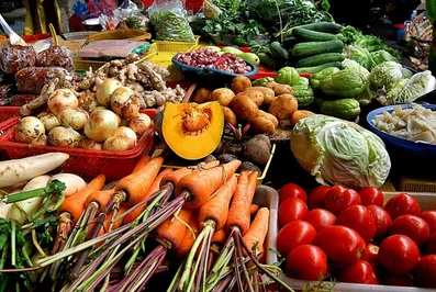 Адильбек Джаксыбеков поручил навести порядок на рынках Астаны