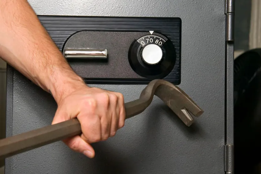 Капитал - Грабители похитили сейф из магазина в Астане