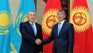 Капитал - Президент Казахстана наградил орденом главу Кыргызстана