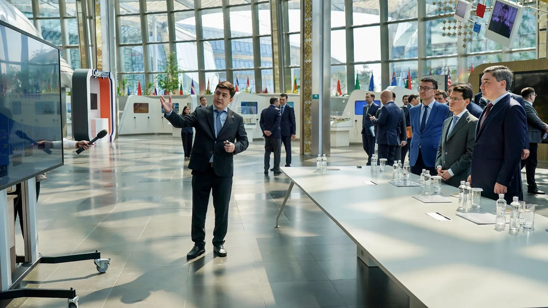 Капитал - Премьер поручил усилить меры поддержки талантливой молодежи