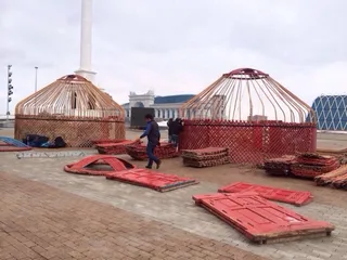 Капитал - 40 юрт установили на площади в Астане