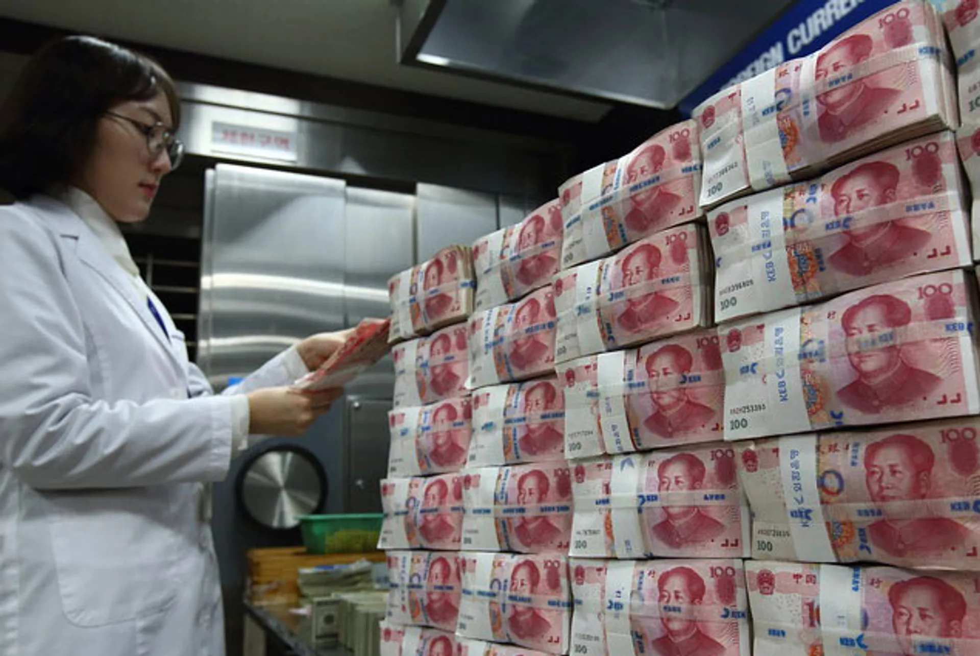 Капитал - Юань подешевел к доллару на 1%