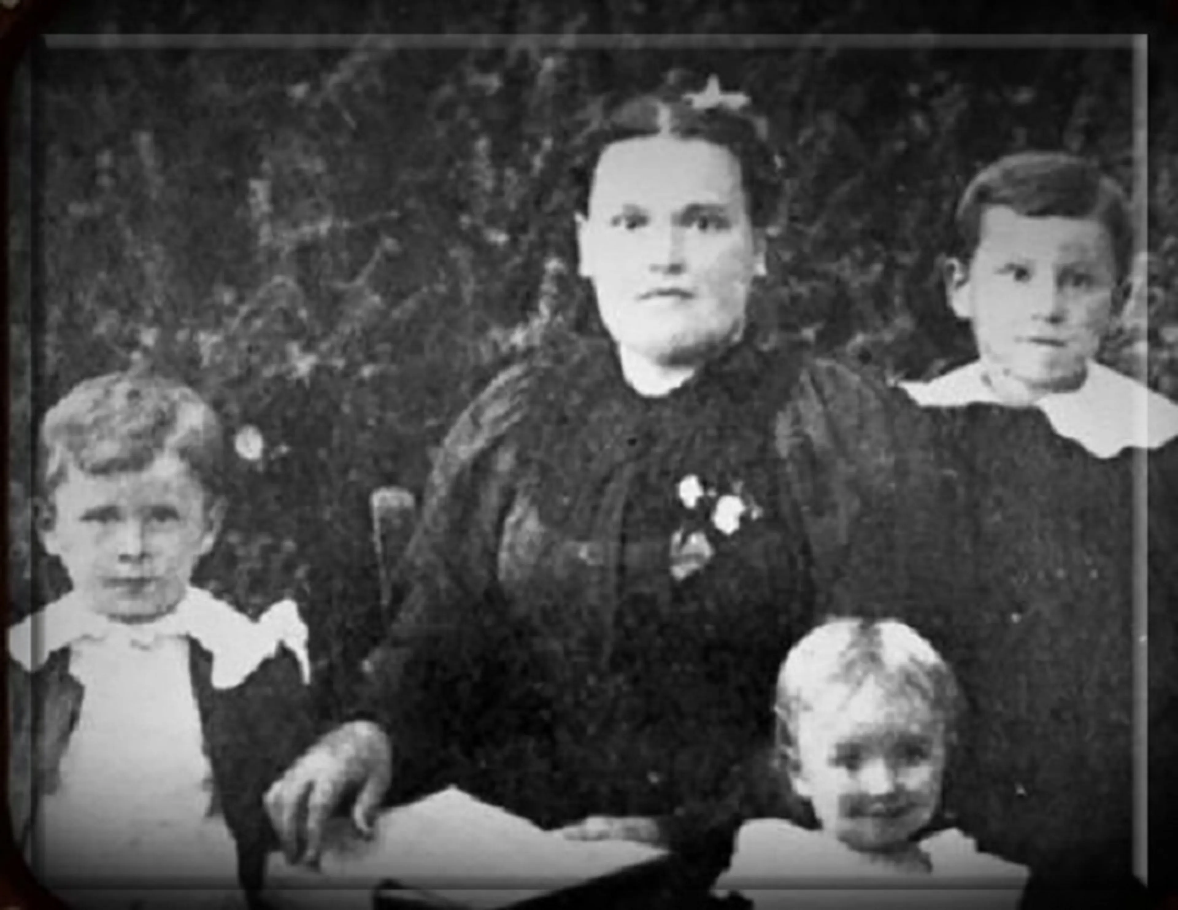 Семья Гарланда Сандерса, сам он за правым плечом матери&nbsp;&nbsp;