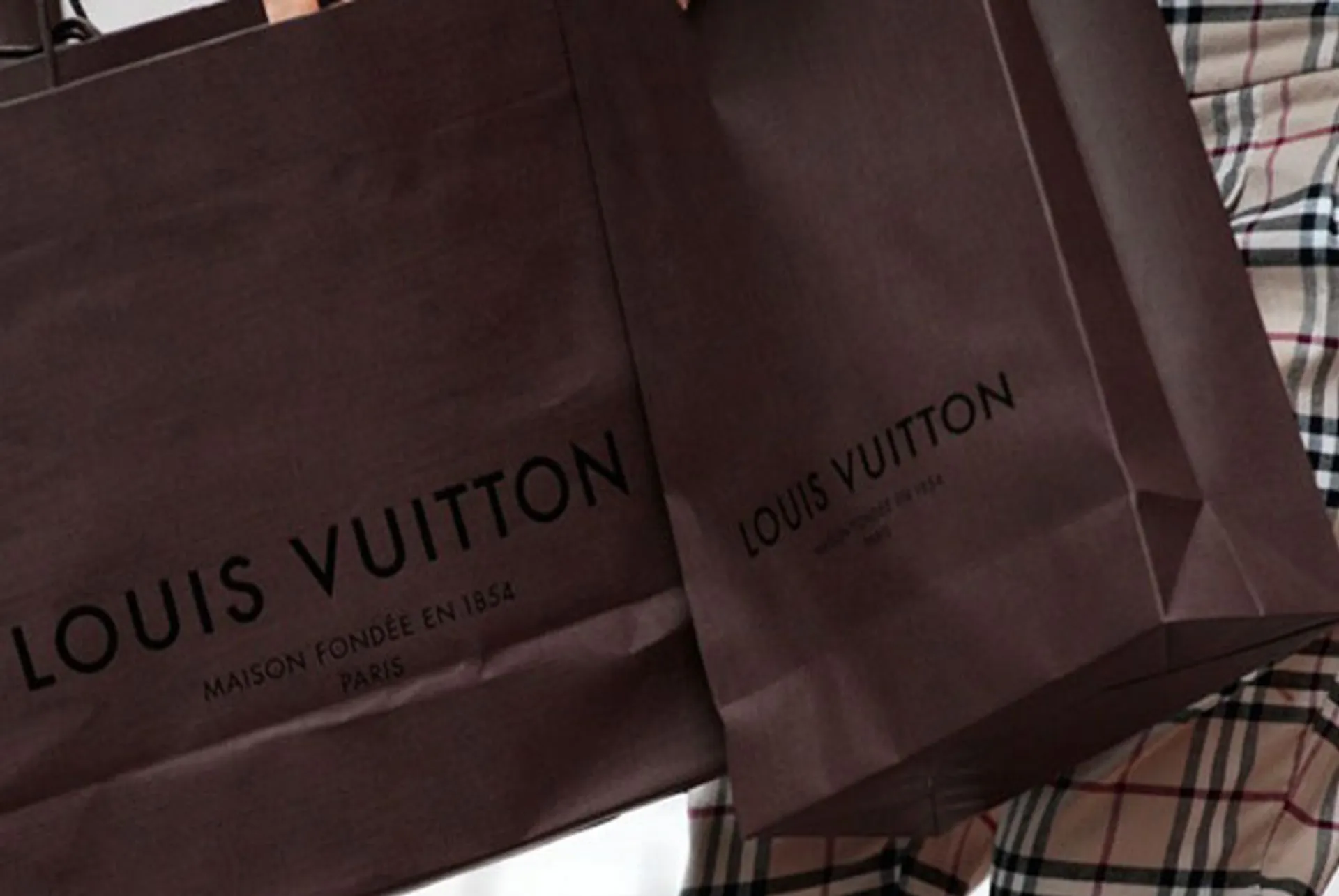 Капитал - Louis Vuitton закрывает магазины в Китае