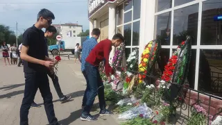Капитал - Актюбинцы несут цветы к местам терактов