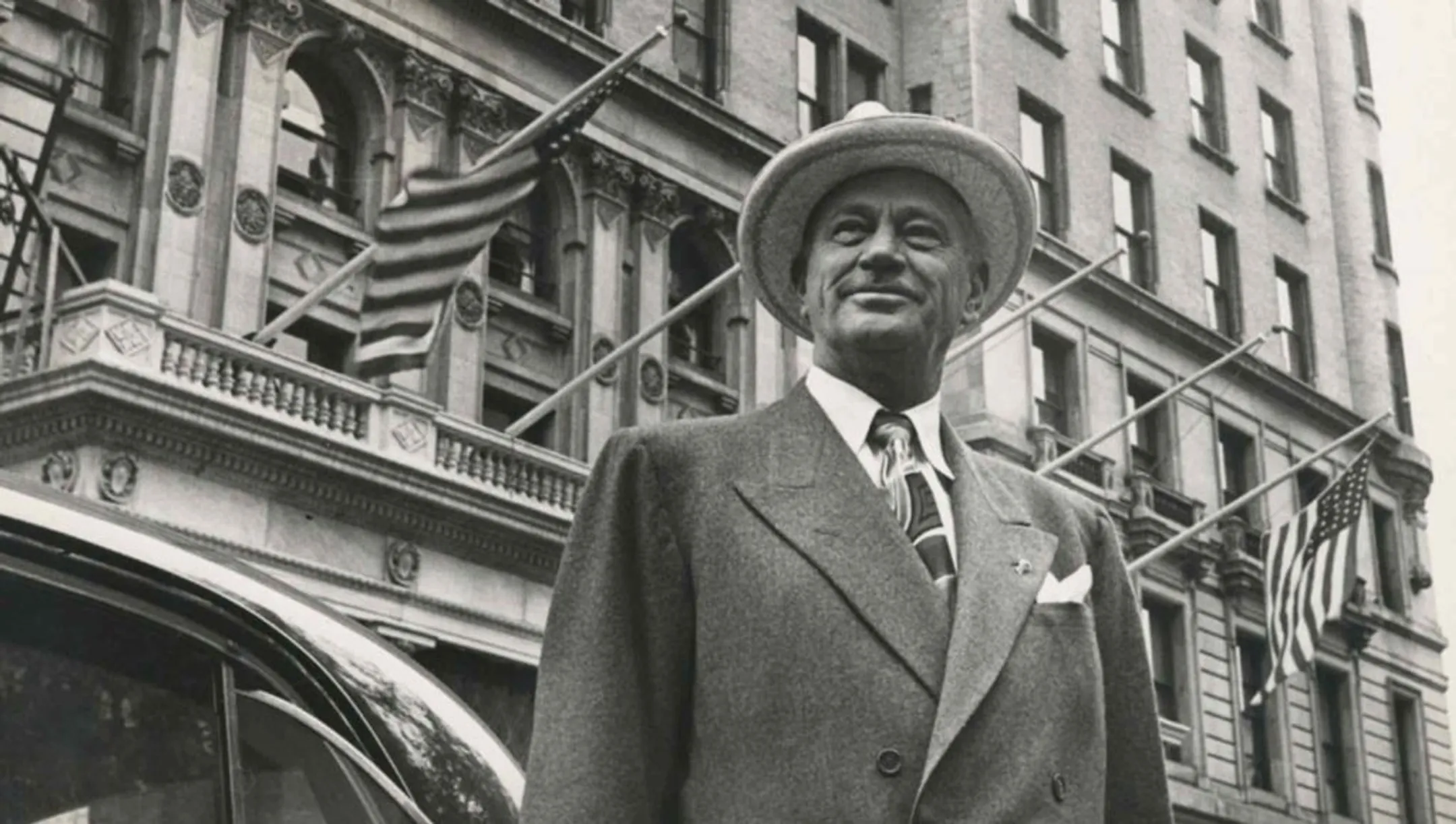 Конрад Хилтон на фоне одного их своих отелей