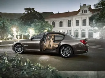 BMW представит 7-Series размера XXL