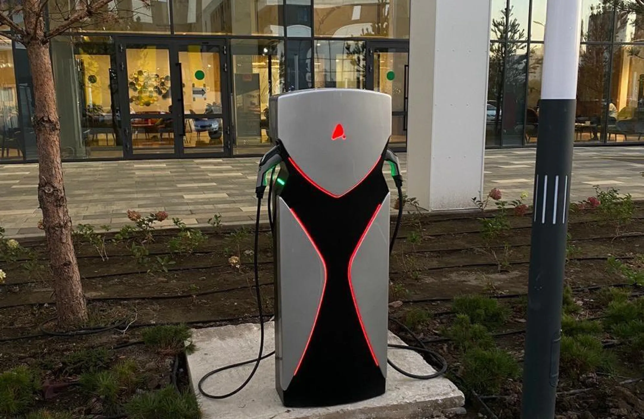 На фото: Зарядная станция для электромобилей, разработанная Adele Energy<br>